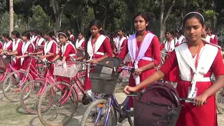 দৃষ্টান্ত স্থাপন করছে নড়াইলের সাইকেল বালিকারা